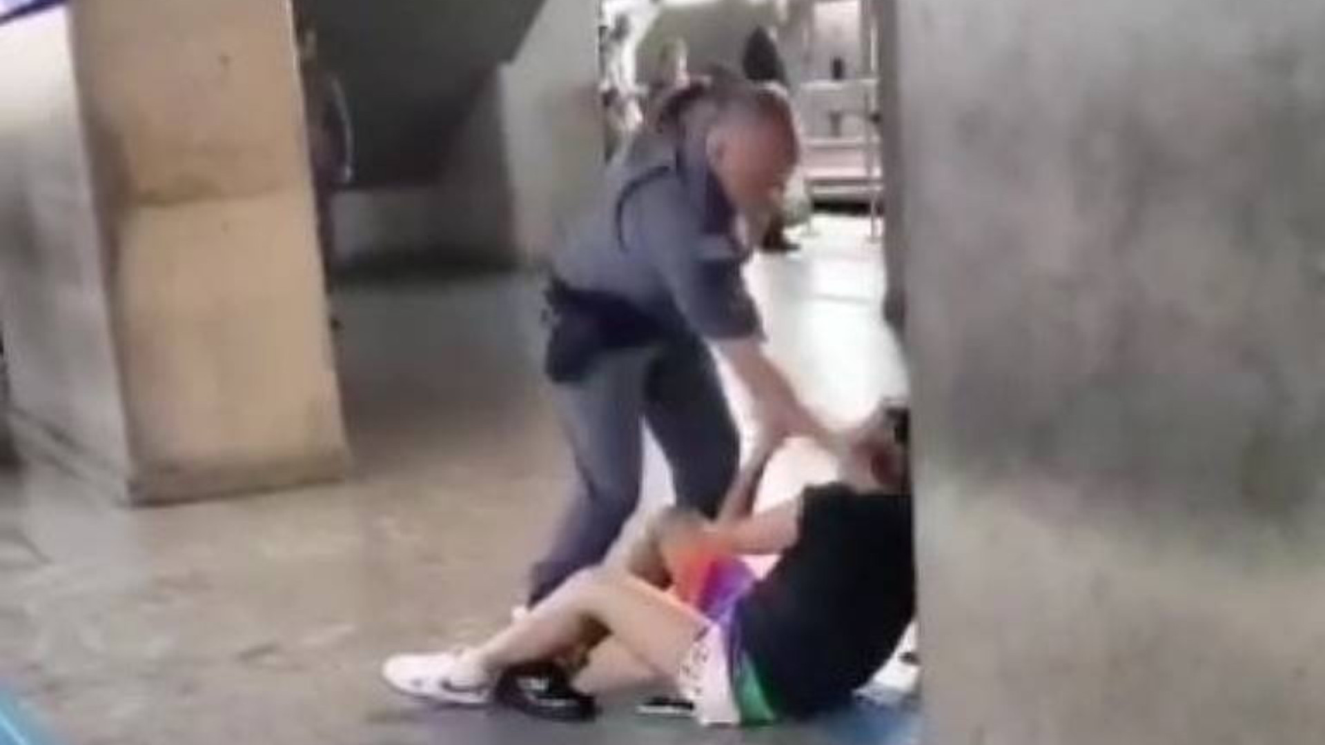 Advogada diz que mulher agredida por policial no Metrô de SP está abalada e 'em pânico'