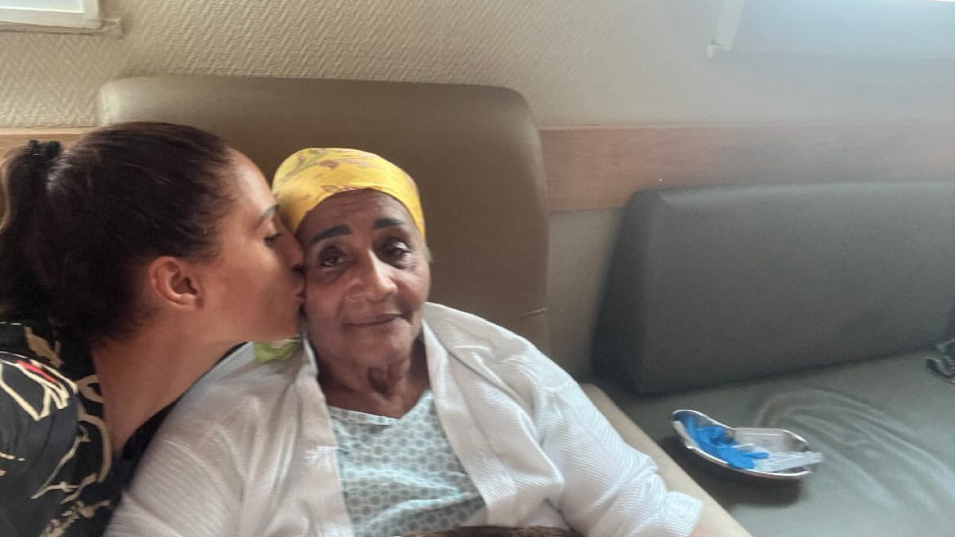 No hospital, mãe de Camila Pitanga recebe carinhosa mensagem dos médicos