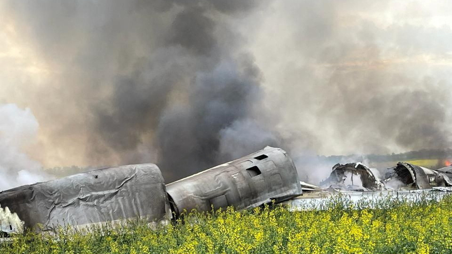 Avião militar russo cai em Stavropol; veja as imagens
