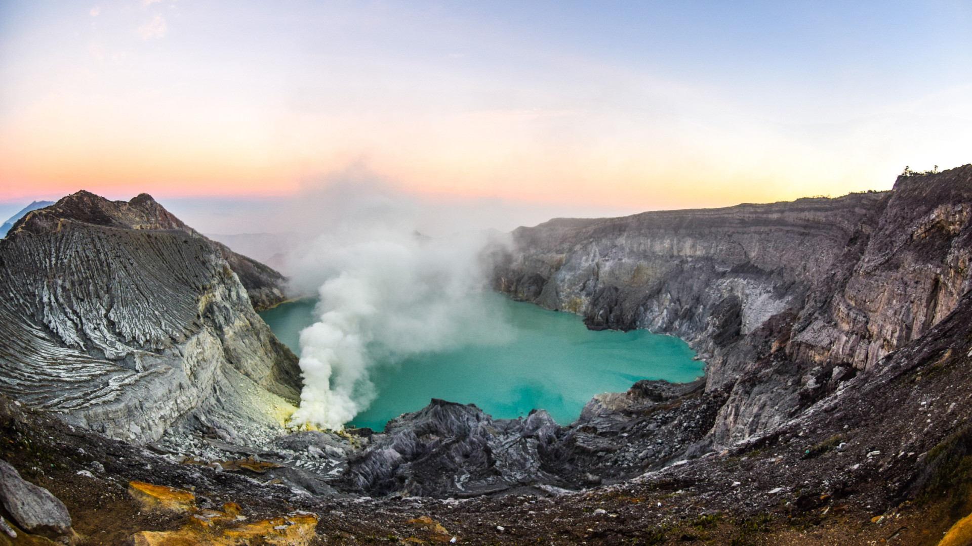  Turista morre após cair em vulcão na Indonésia durante pose para foto