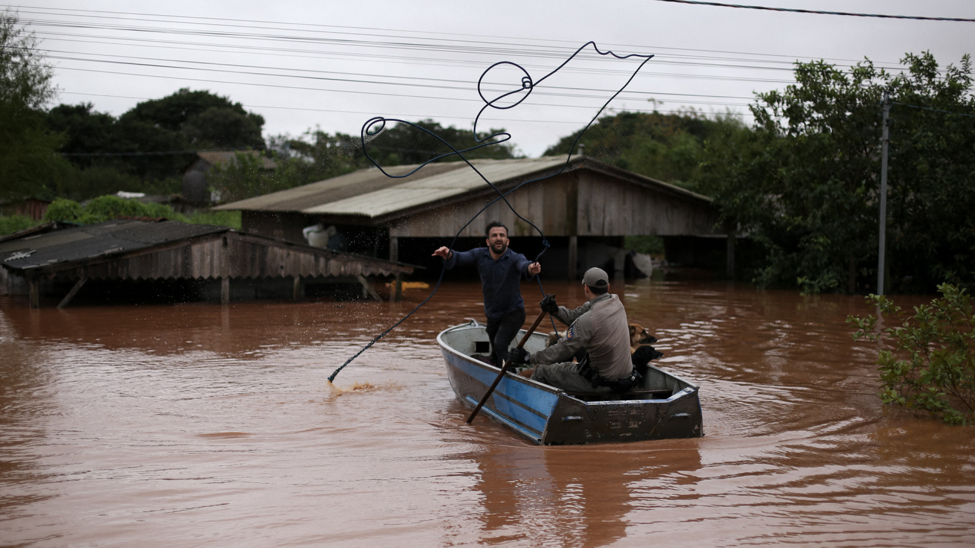 Alerta sobe com elevação da Lagoa dos Patos; 600 pessoas são resgatadas na madrugada em Rio Grande
