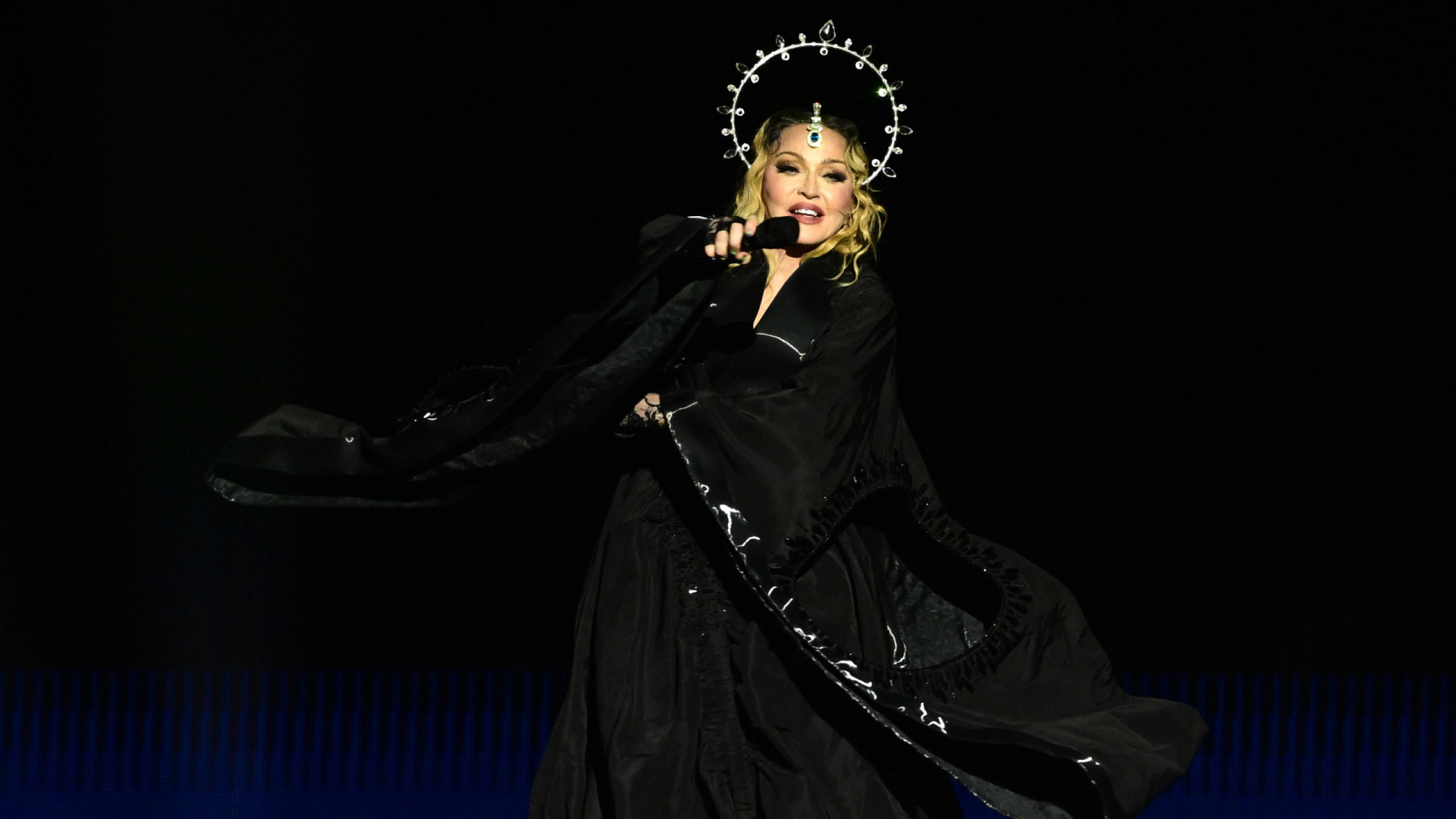 Madonna encerra show histórico em Copacabana com homenagem a Michael Jackson