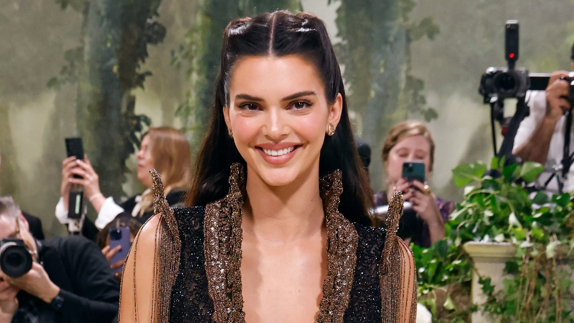  Kendall Jenner usa vestido inédito da Givenchy no Met Gala
