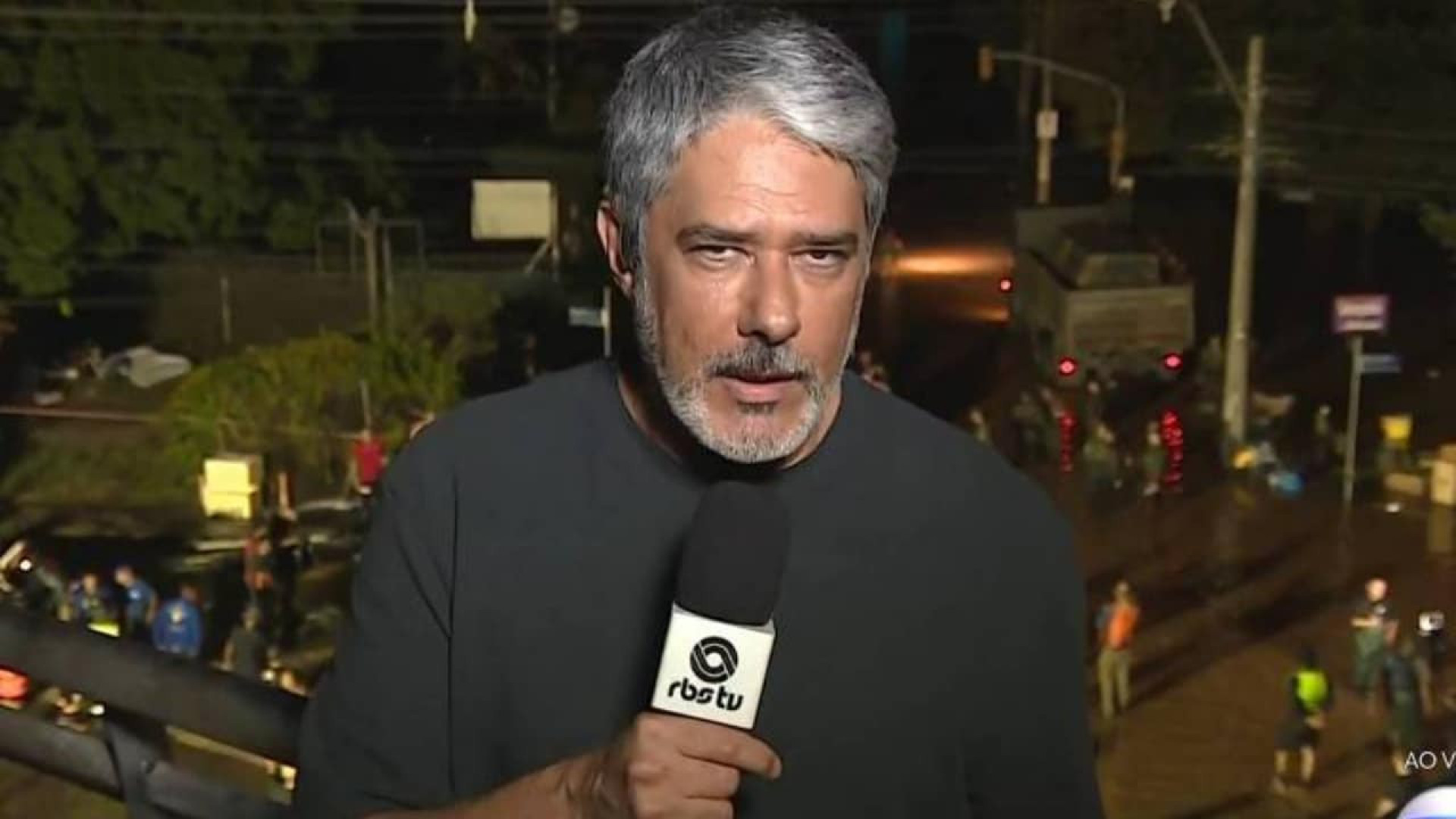 Globo muda planos e deixa William Bonner até fim da semana em cobertura de tragédia do RS