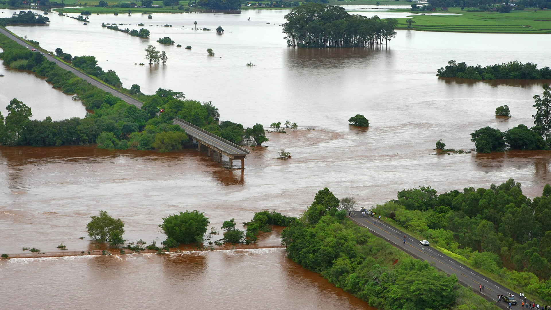 Chuvas no RS: 102 trechos de rodovias têm bloqueio total ou parcial