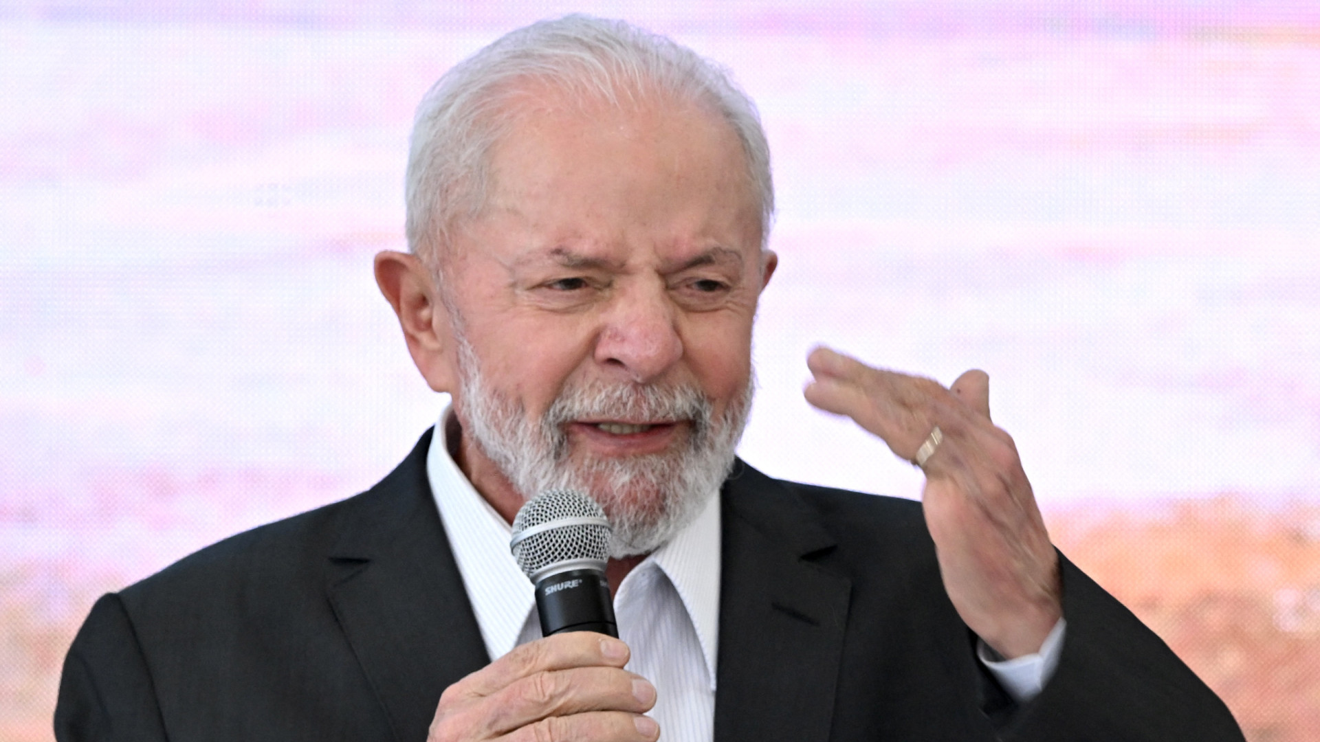 Lula afirma que quem apostar no fortalecimento do dólar vai 'quebrar a cara'