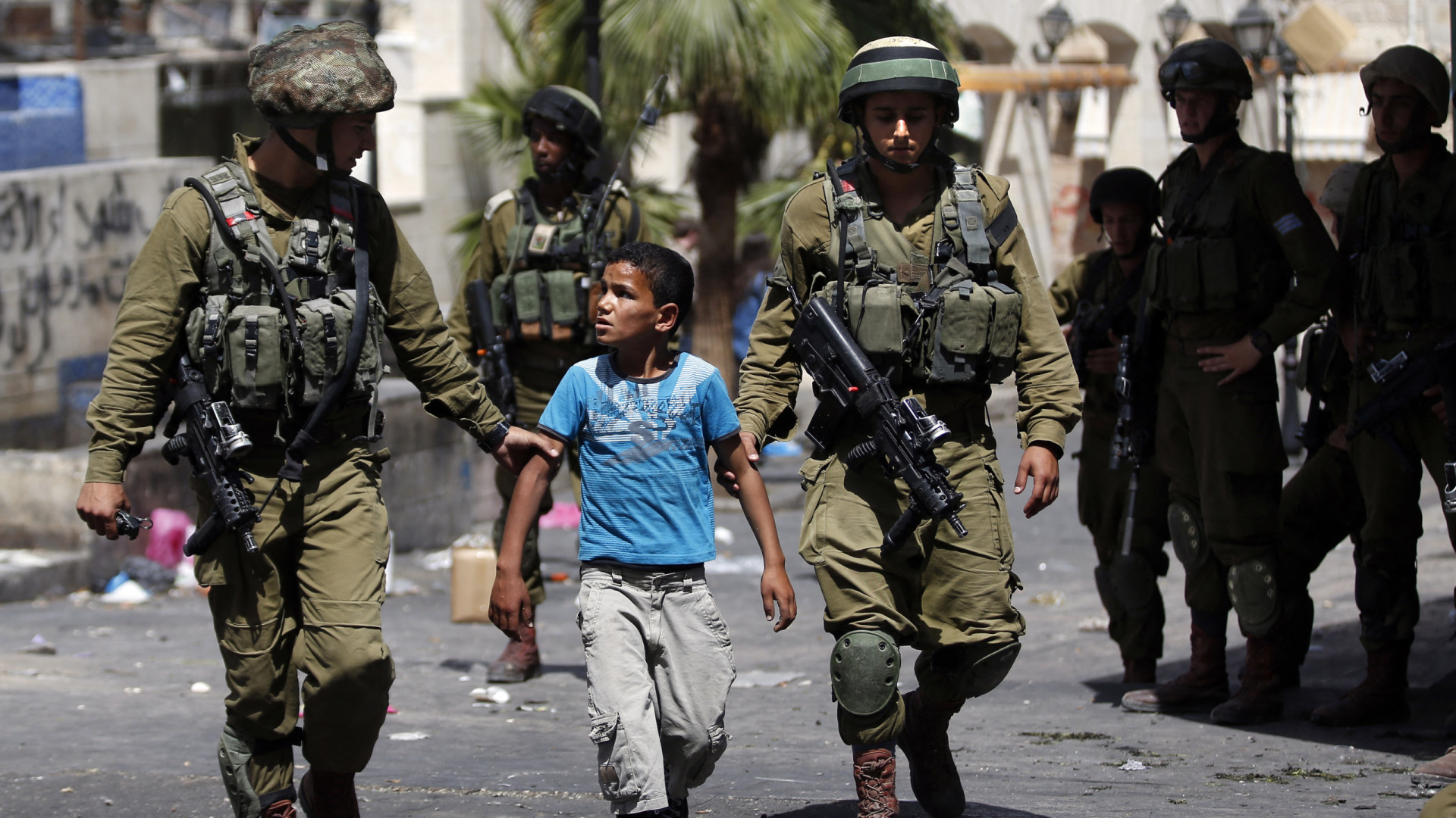 Exército israelense amarra palestino a capô de jipe na Cisjordânia