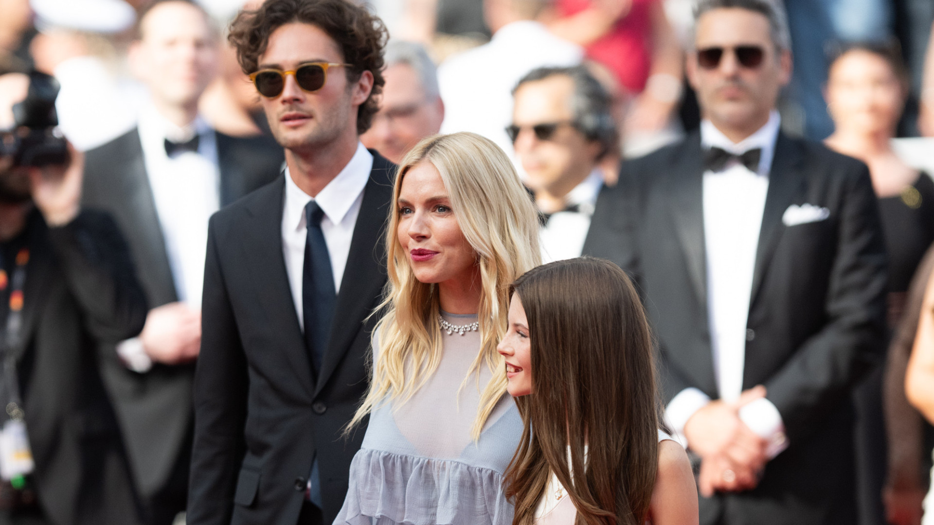 Sienna Miller leva filha e namorado ao tapete vermelho em Cannes