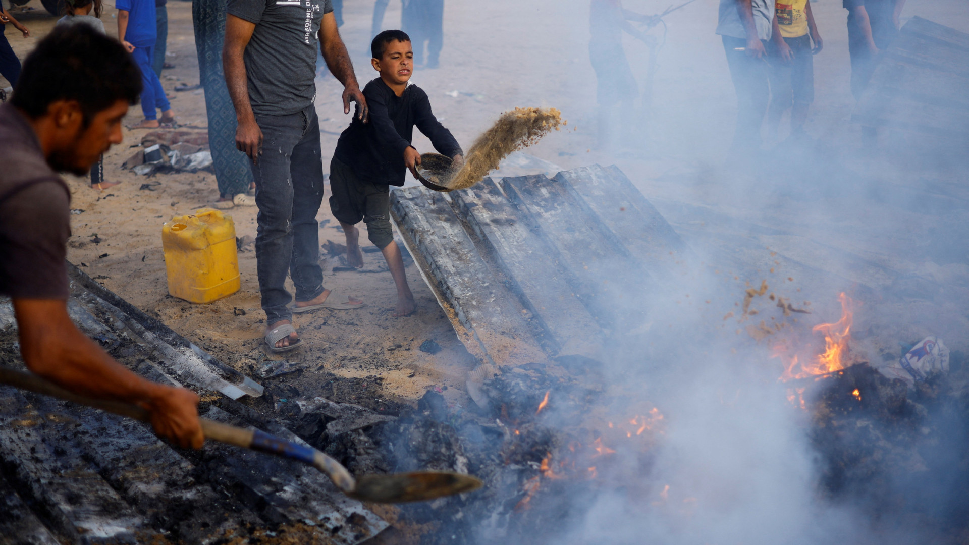 Veja as imagens após o ataque de Israel a um acampamento em Rafah