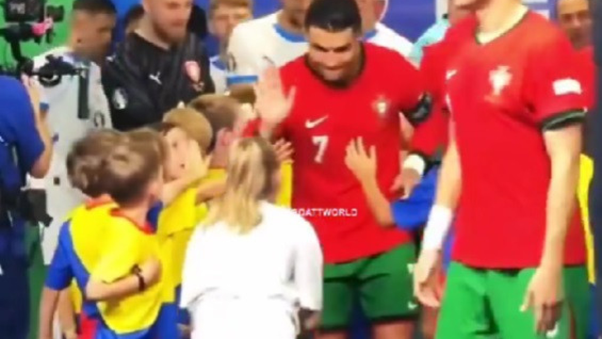 Cristiano Ronaldo se diverte com crianças na Eurocopa e vídeo viraliza