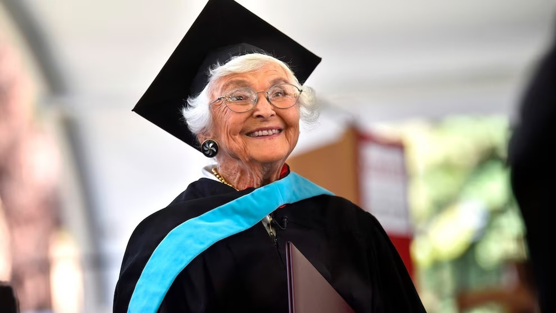 Impedida pela 2ª Guerra, idosa de 105 anos recebe diploma de mestrado