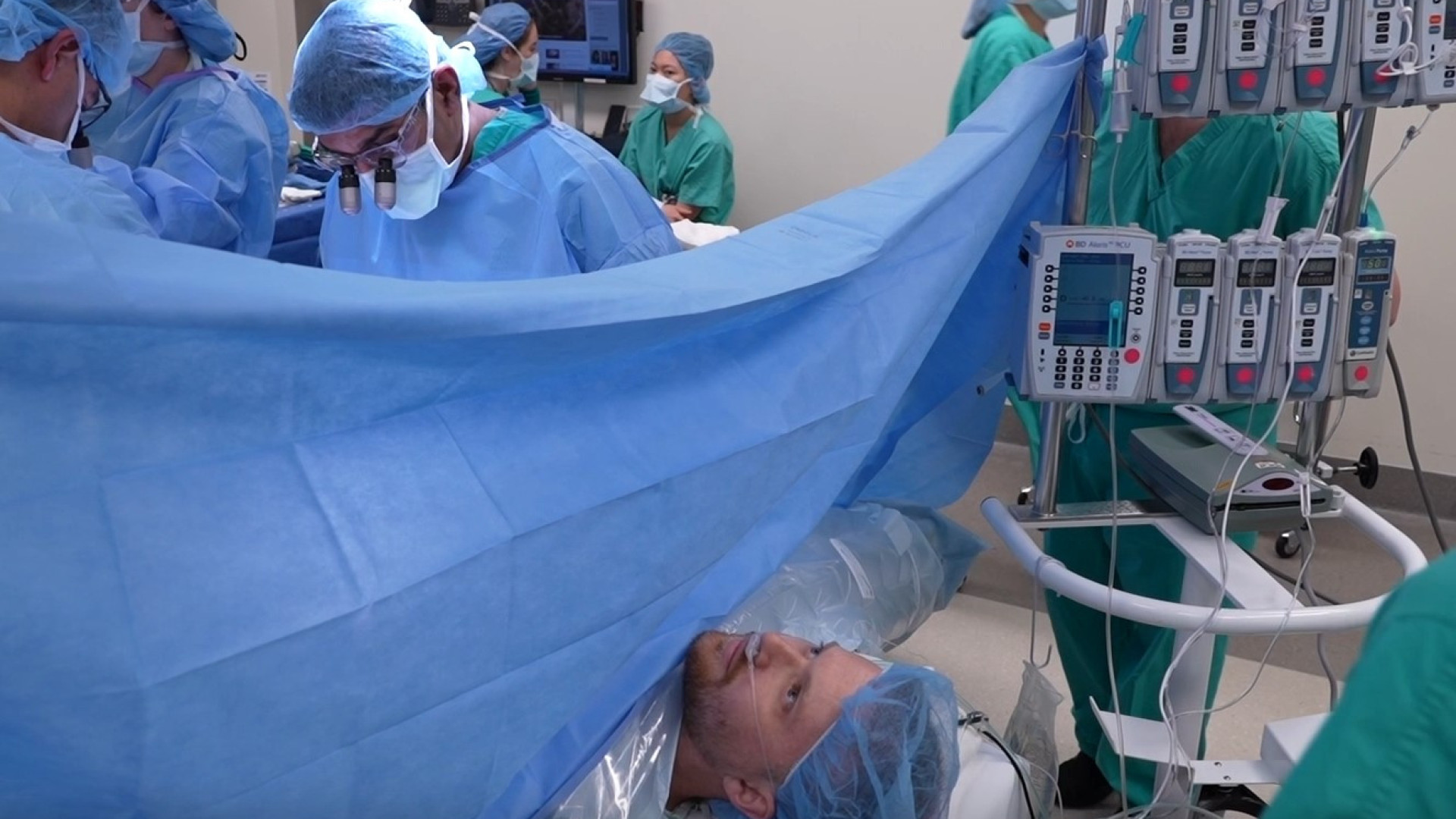 Paciente fica acordado e assiste ao transplante de rim; veja as imagens