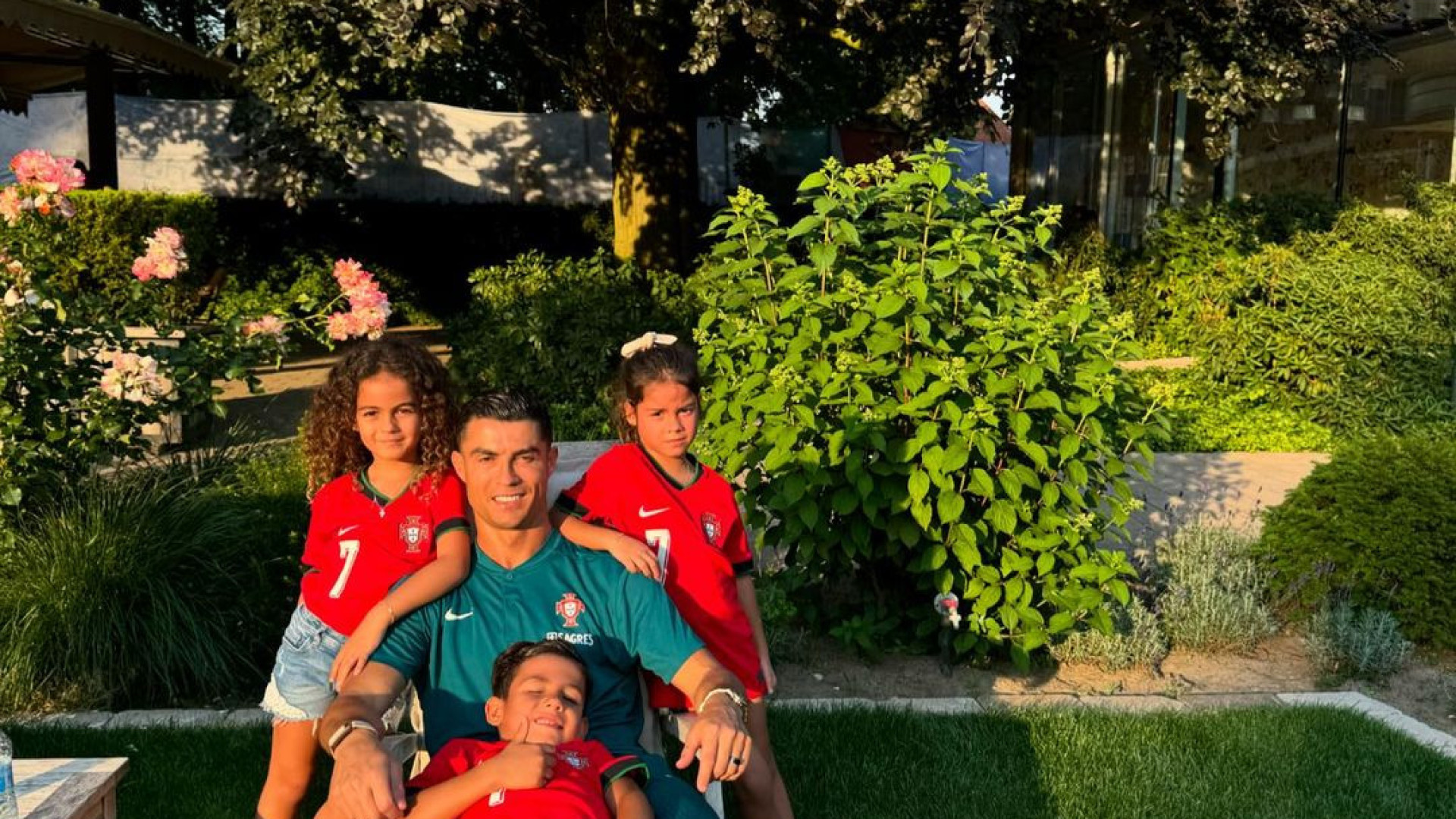 Esposa de Cristiano Ronaldo mostra o craque de folga com os filhos