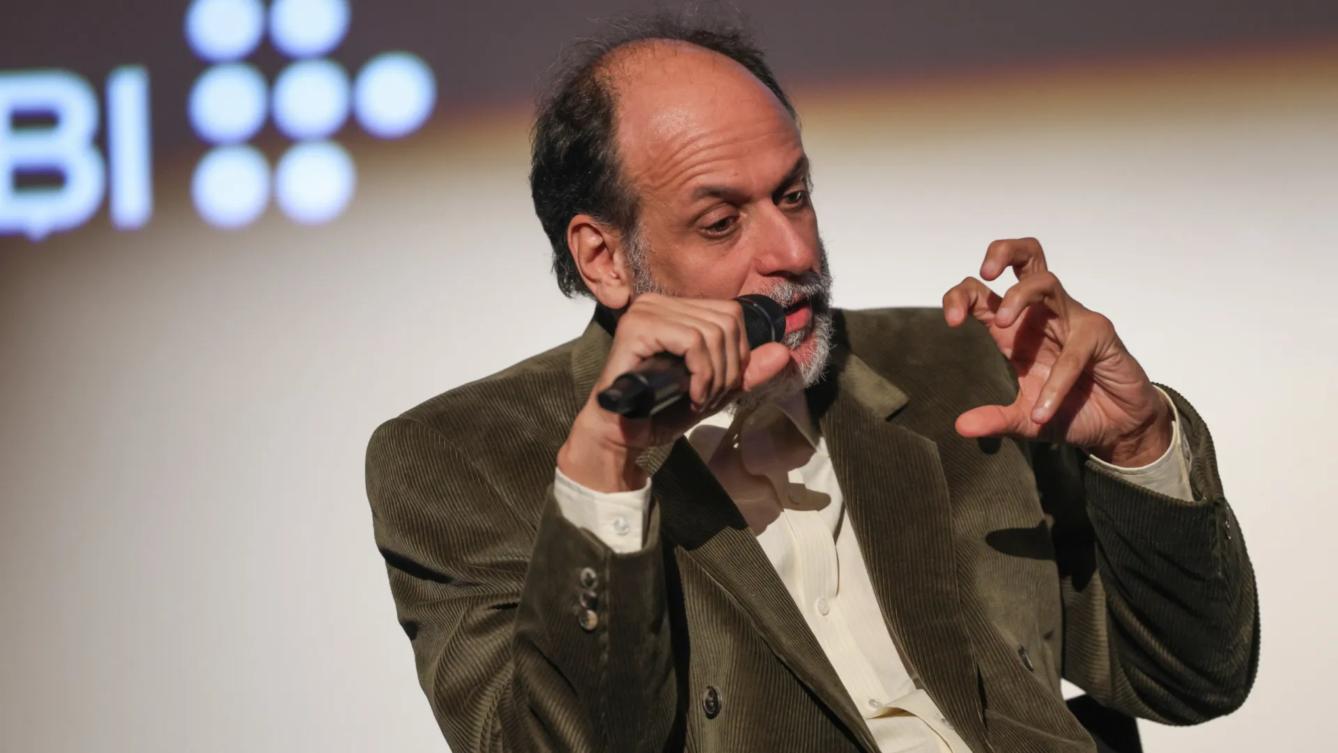 
                    Luca Guadagnino defende Timothée Chalamet de críticas à fala sobre balé
                