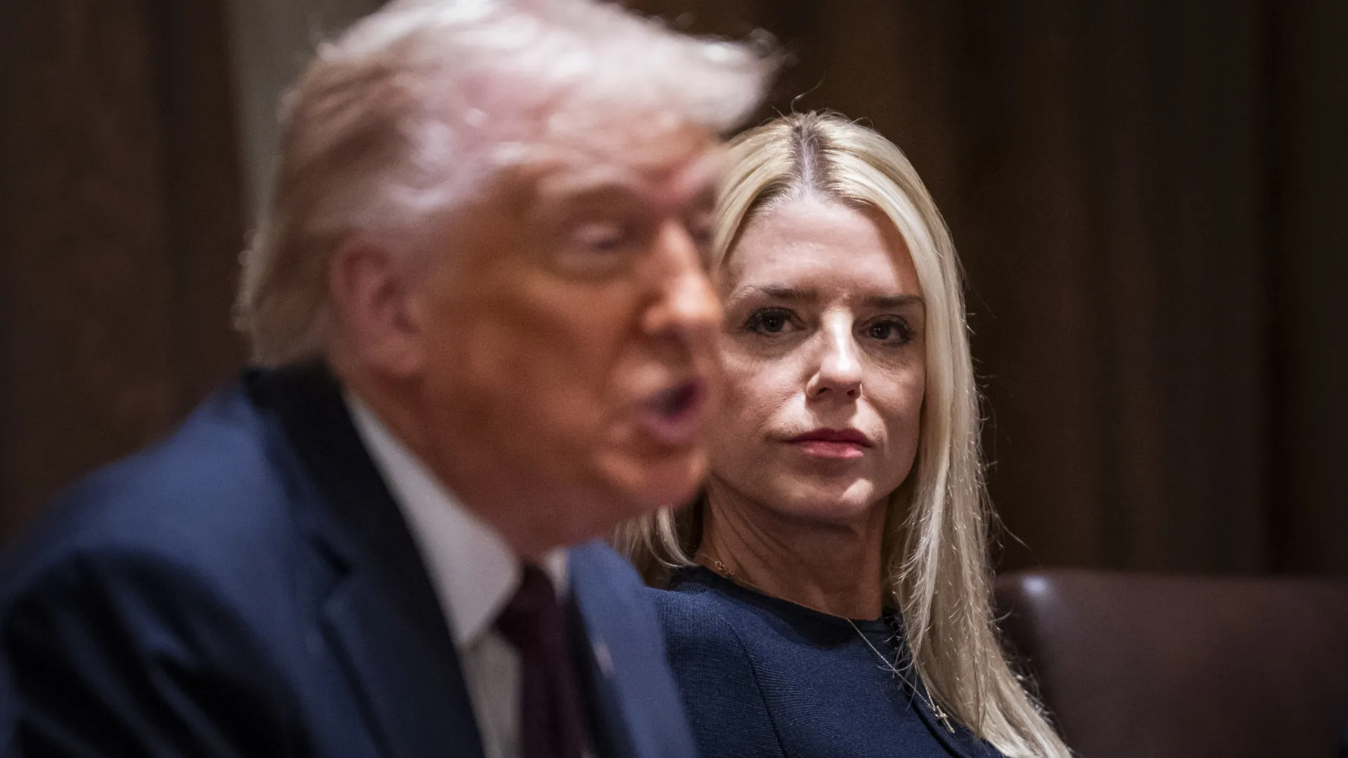
                    Donald Trump demite procuradora-geral dos EUA, Pam Bondi
                