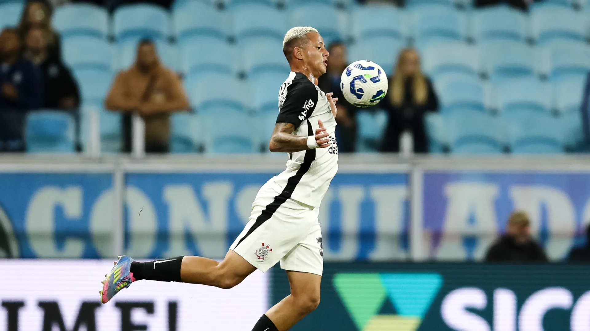 
                    Aposta de Diniz abre placar, e Corinthians vence na estreia da Libertadores
                