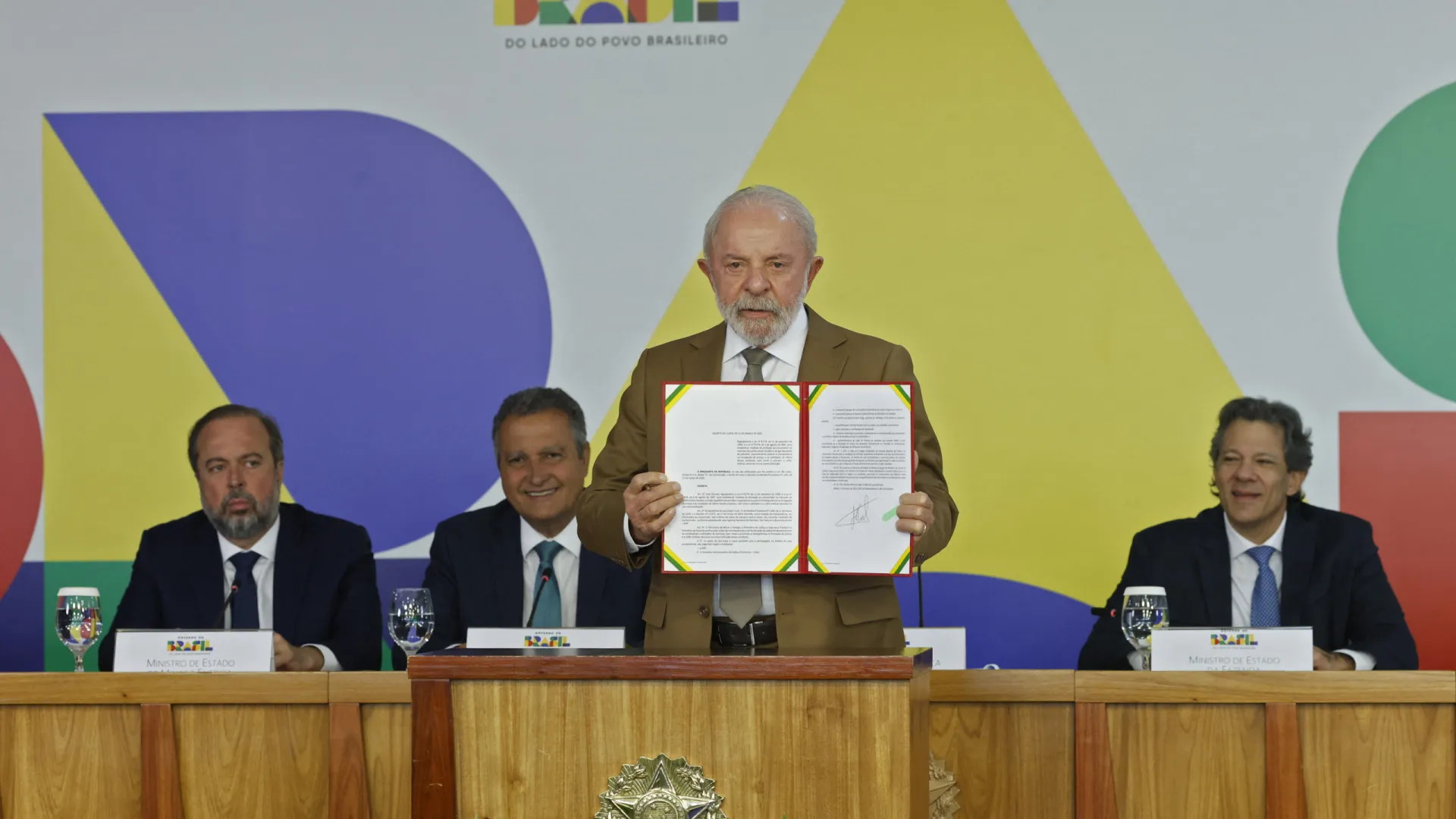 
                    Metade dos ministros deixa o governo, e Lula cobrará atuação em campanha eleitoral
                