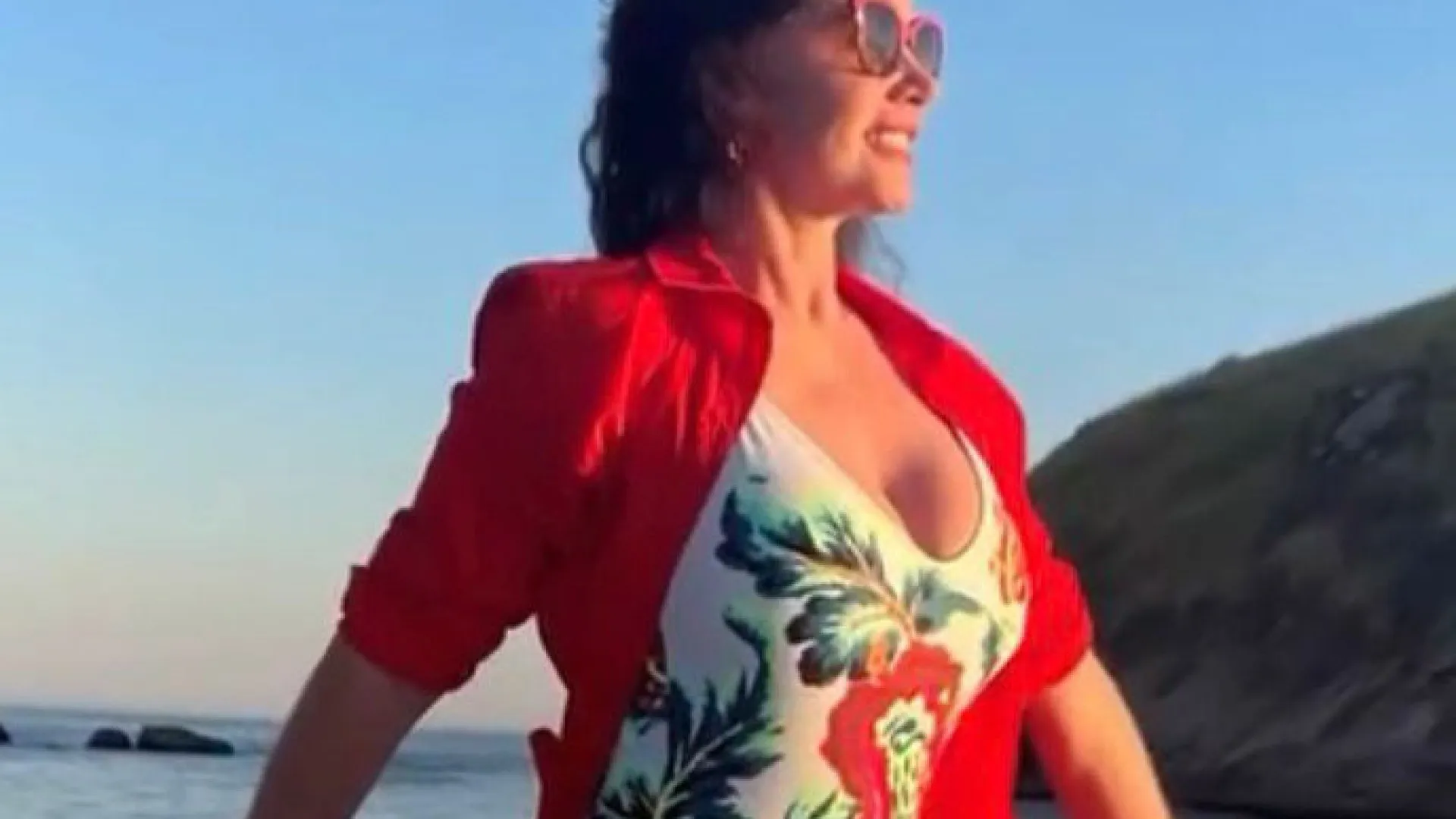 
                    Luma de Oliveira, aos 61, impressiona ao surgir em passeio de lancha
                