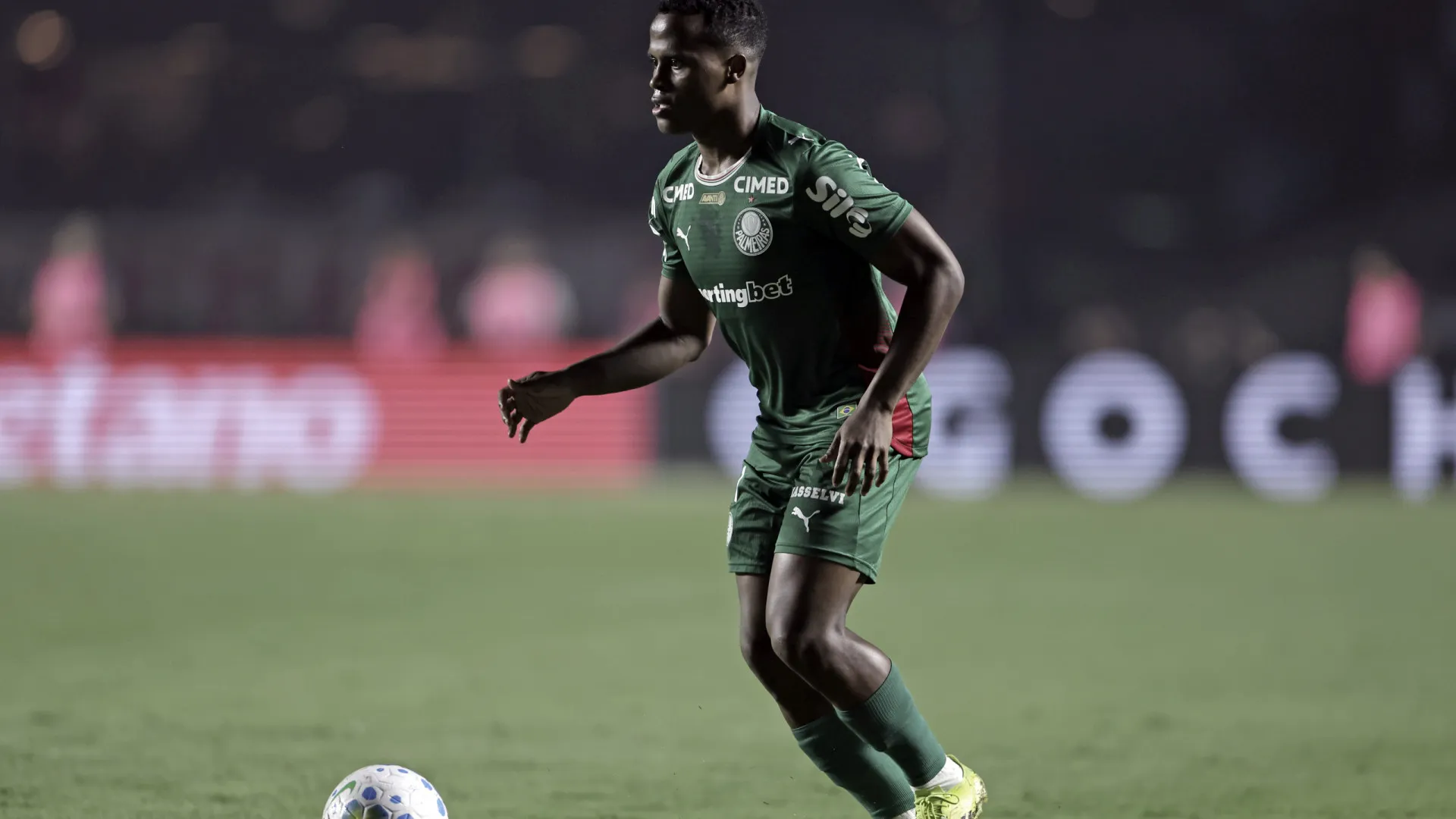 
                    Arias volta ao Palmeiras e pode enfrentar o Grêmio; Vitor Roque é baixa
                