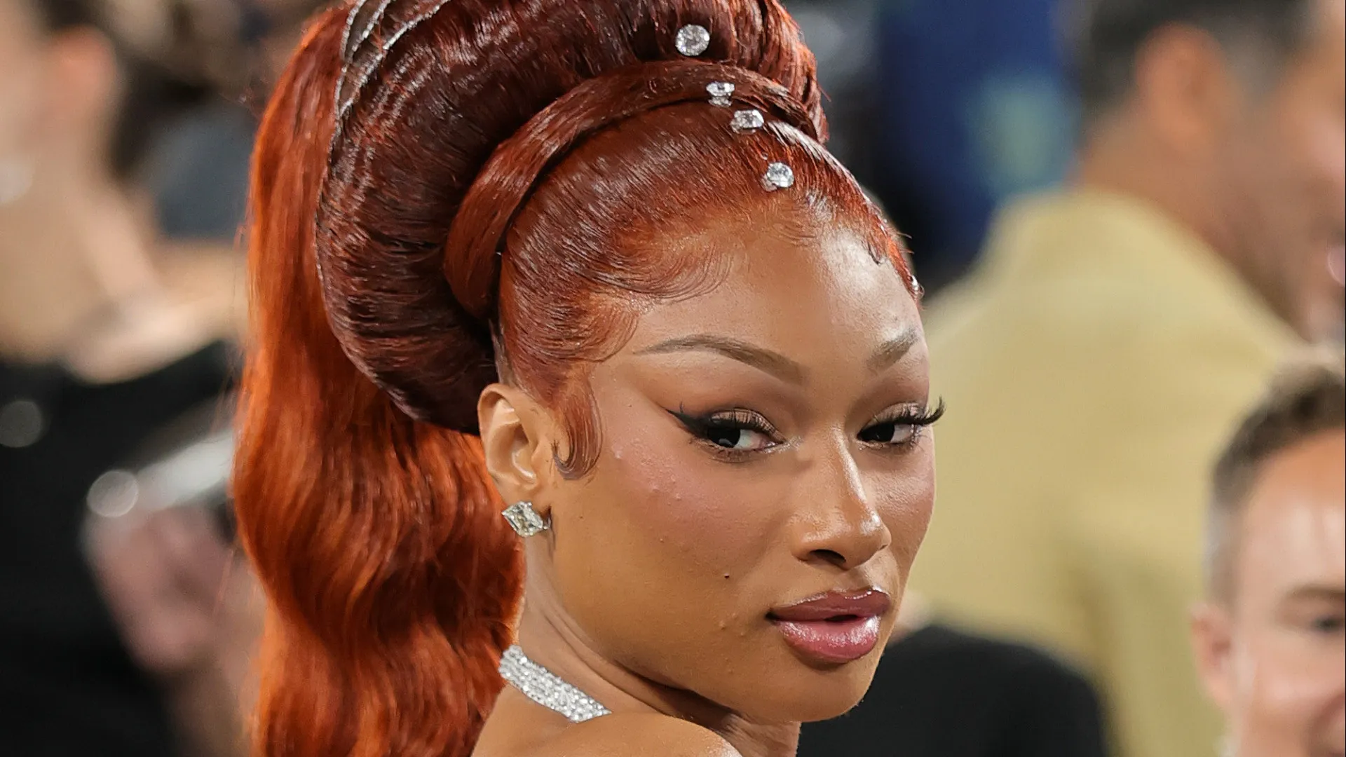 
                    Megan Thee Stallion é hospitalizada após passar mal em show
                
