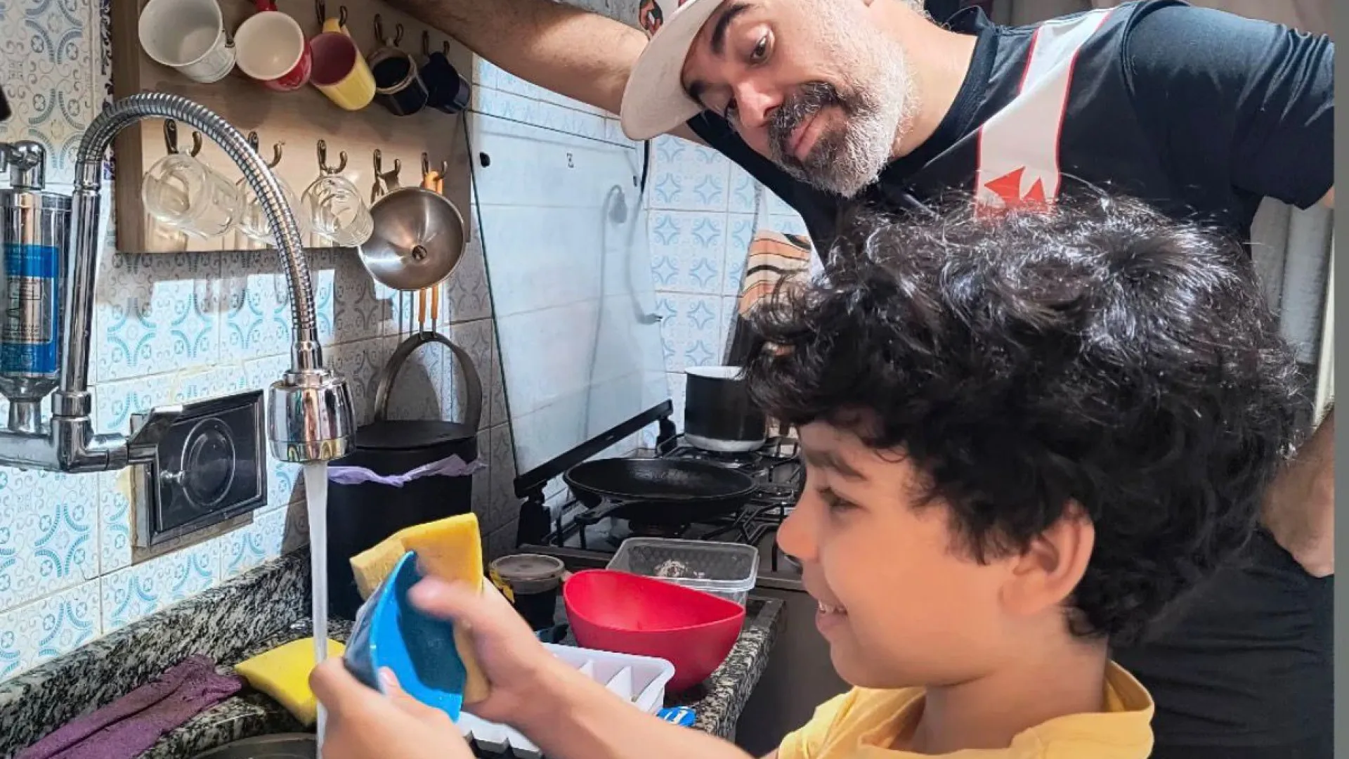 
                    Após morte do filho, humorista reage a ataque cruel feito por internauta
                