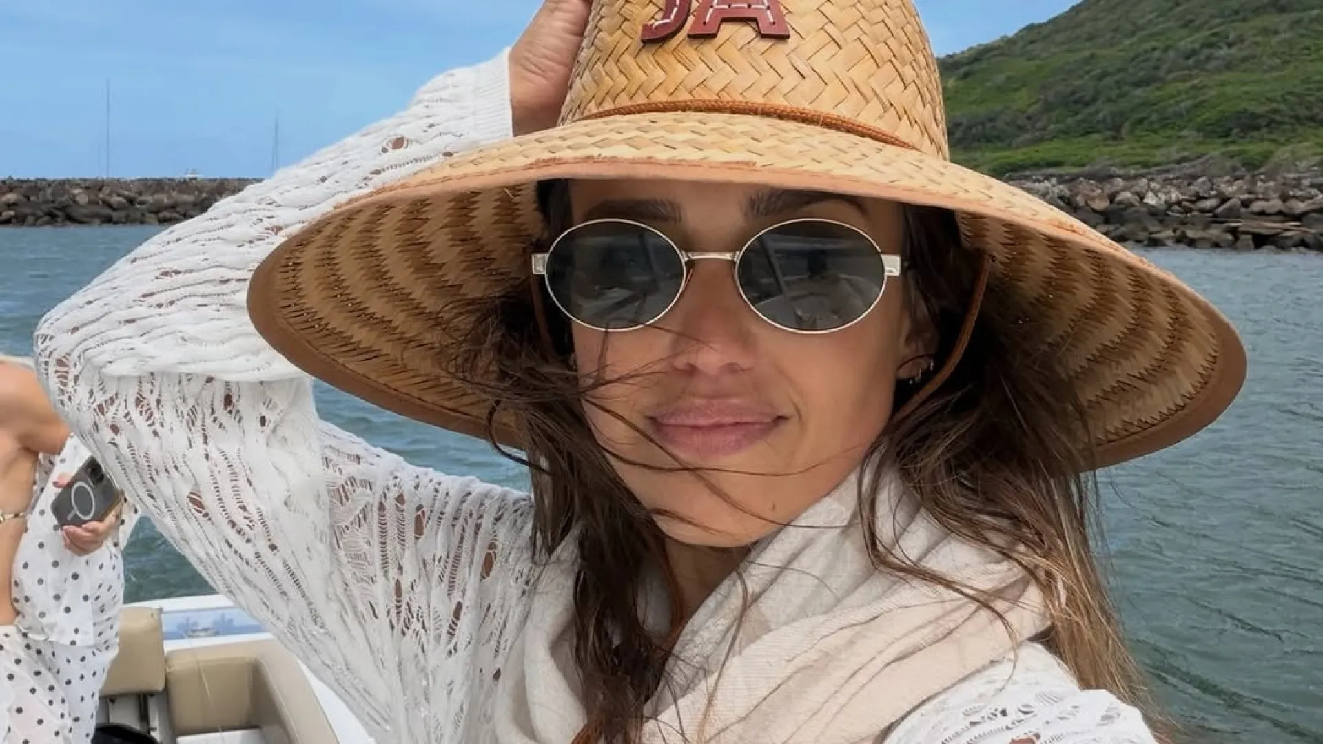 Jessica Alba posta fotos de biquíni em viagem com a família