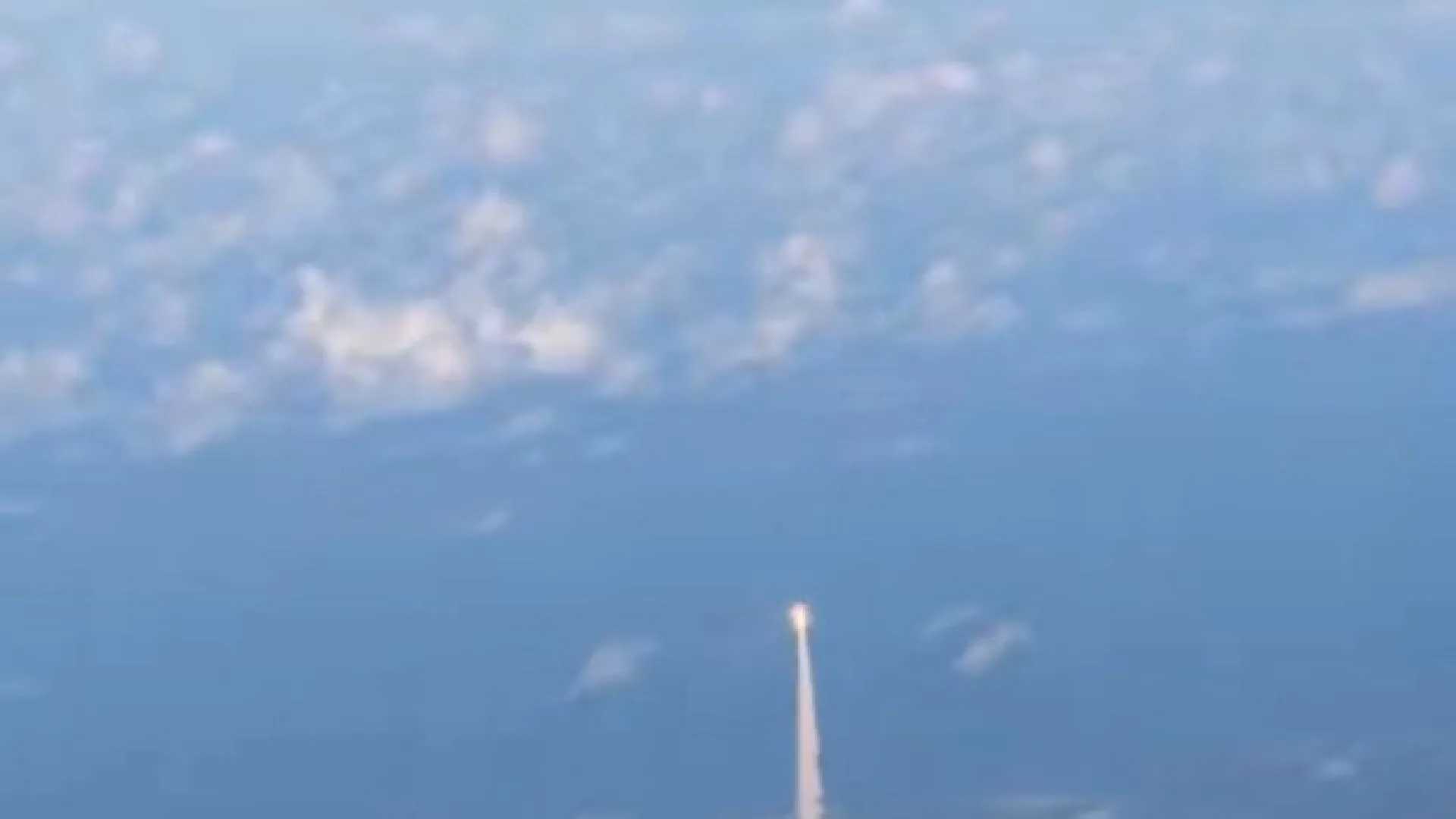 Passageiros flagram lançamento da missão Artemis II pela janela de avião