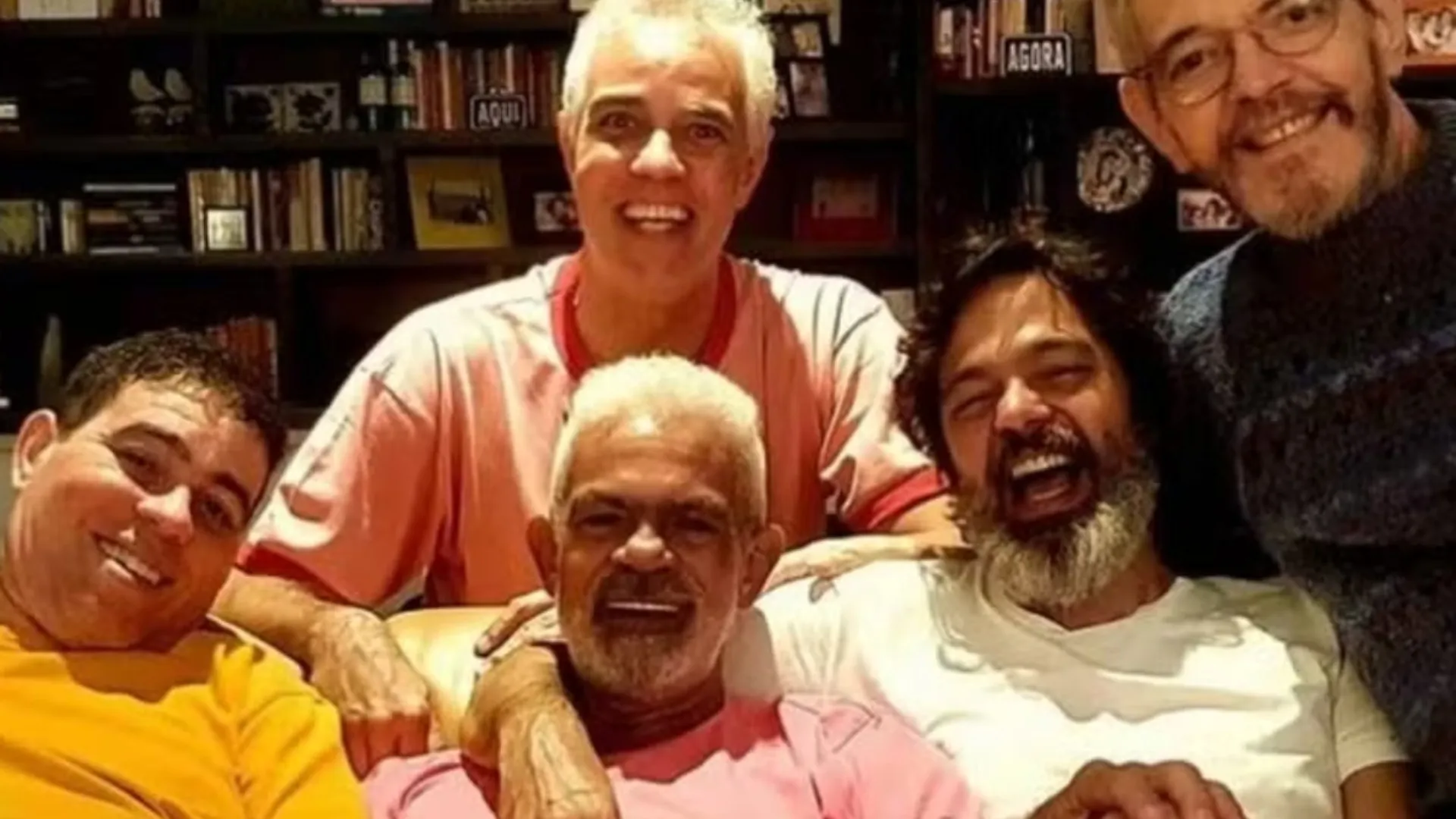 
                    “Vai jogar botão com papai”: Bruno Mazzeo se despede do irmão Duda Anysio
                