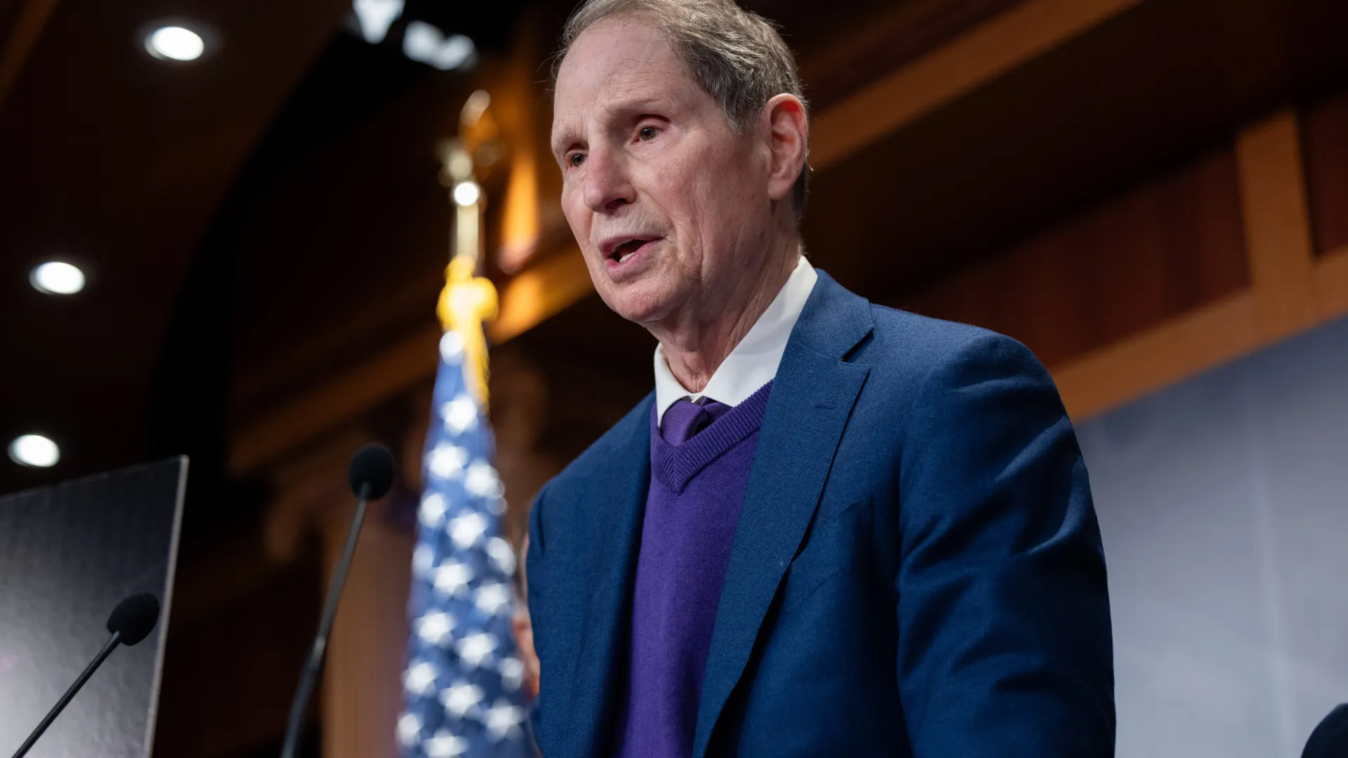 
                    Filho de senador democrata surge em troca de e-mails com Epstein
                