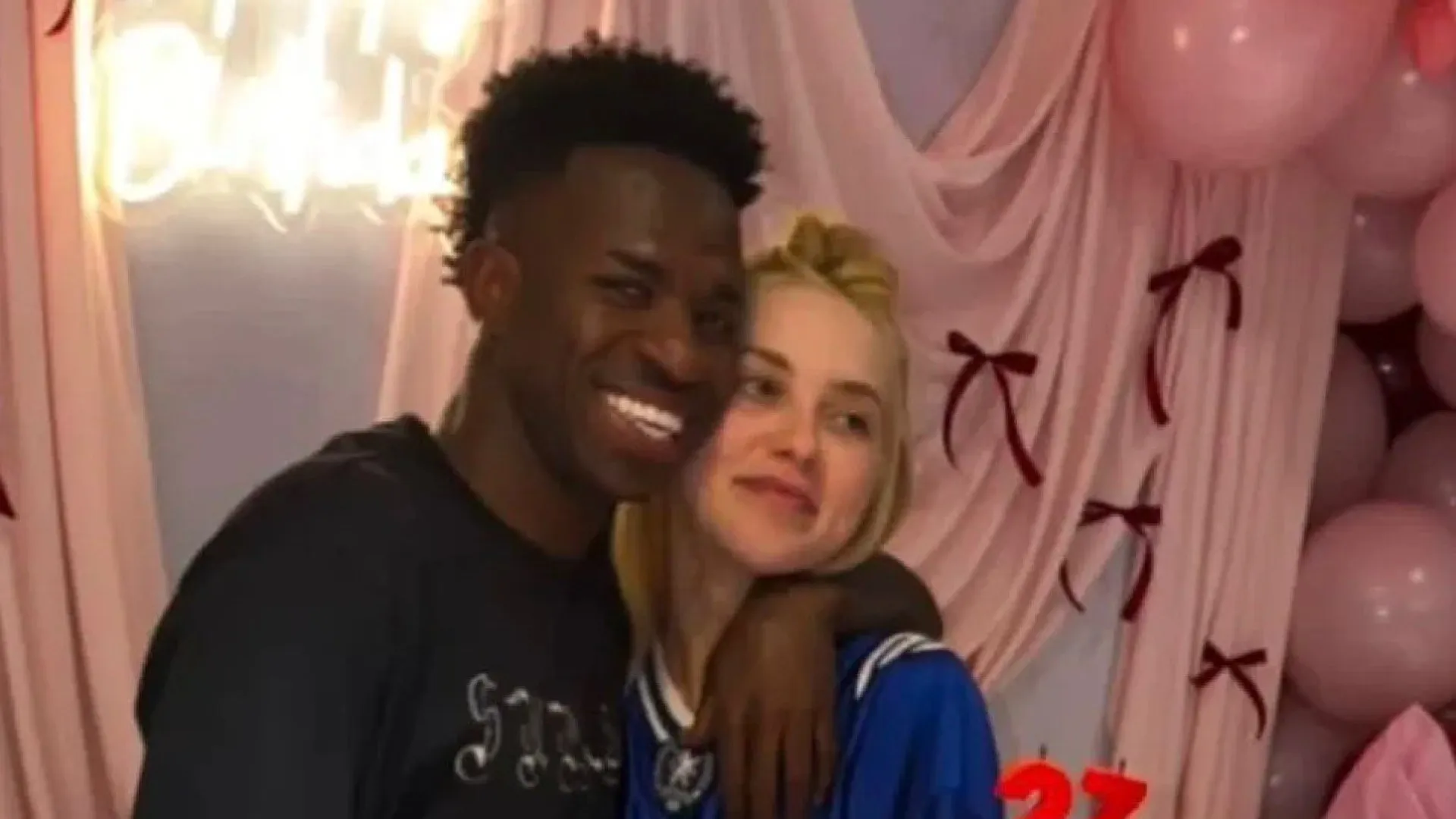 
                    Cara fechada de Virginia em festa surpresa reforça rumor de crise com Vini Jr.
                