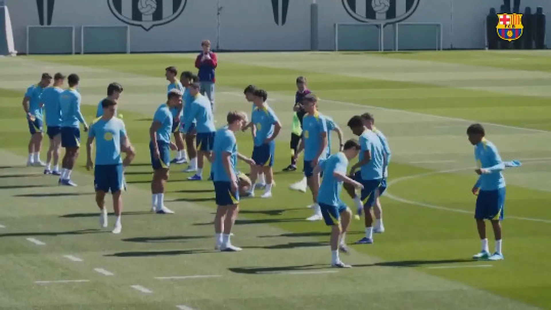 
                    Barcelona se prepara para a Champions com bolas de tênis; veja
                