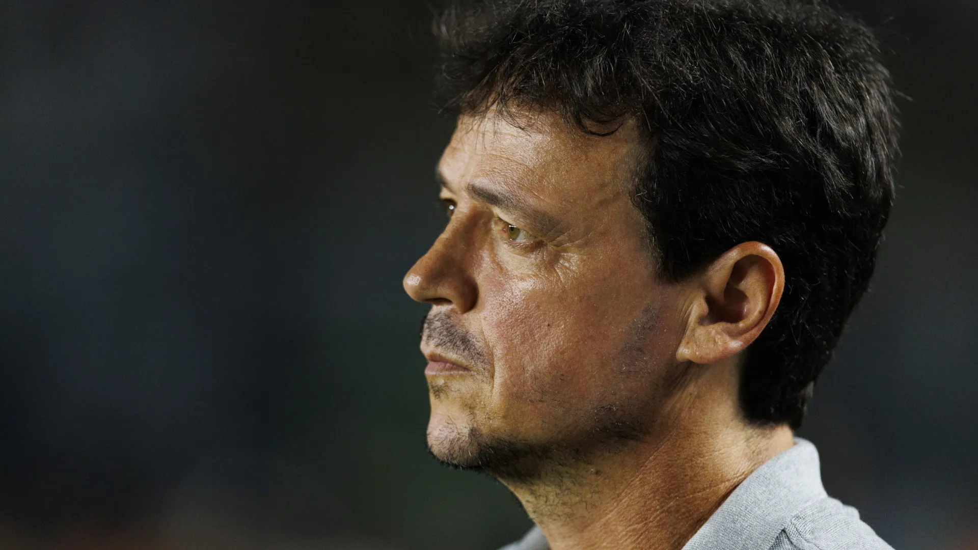 
                    Diniz observa o que corrigir no Corinthians em estreia na Libertadores contra o Platense
                