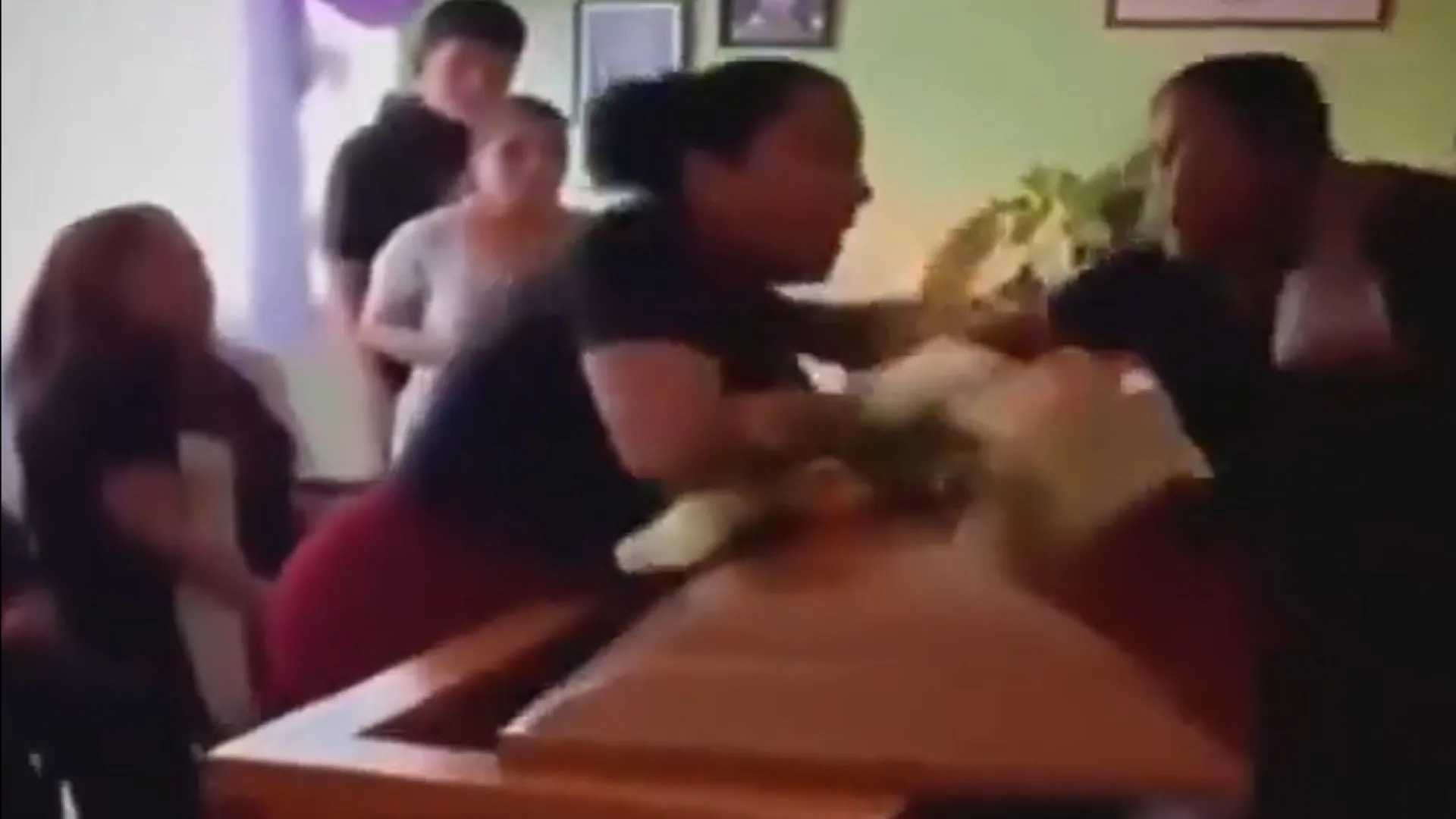 
                    Mulheres descobrem que eram amantes do mesmo homem durante velório; veja!
                