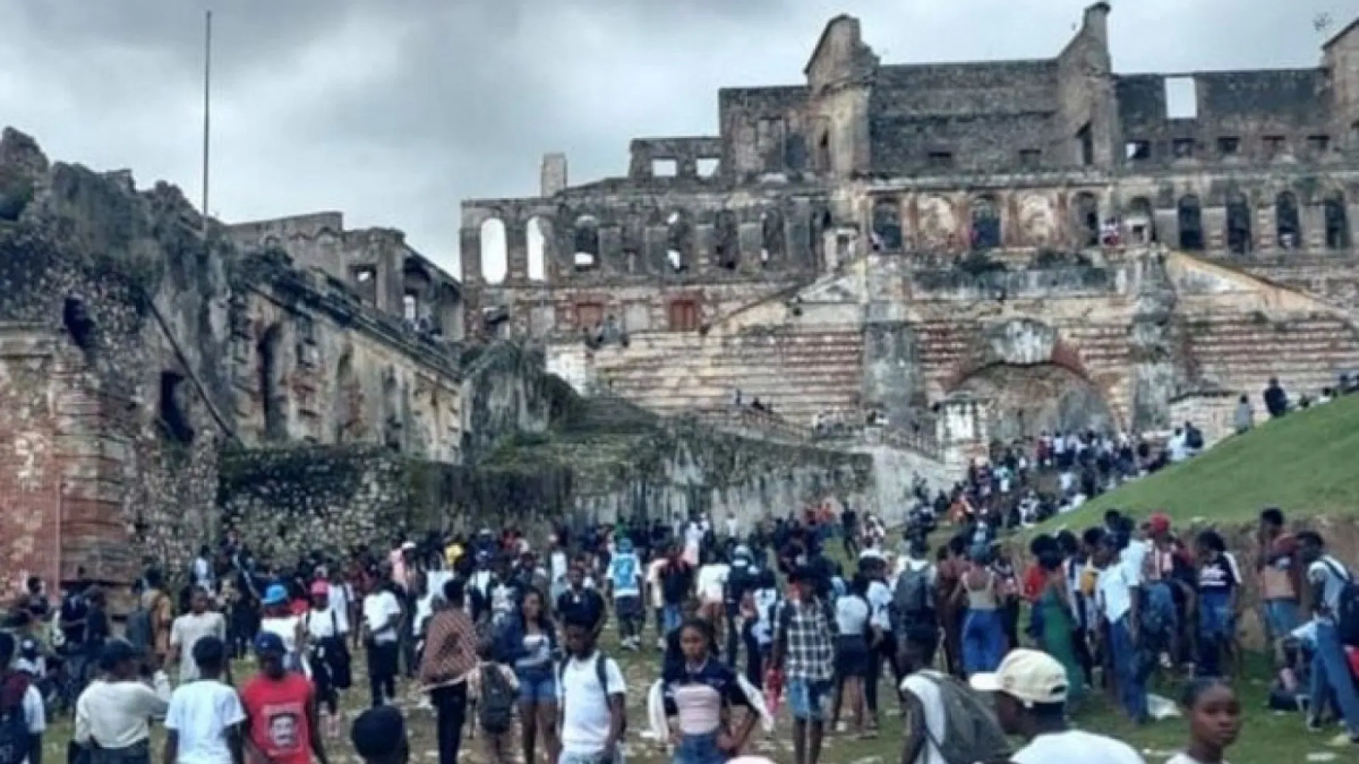 
                    Tumulto em ponto turístico no Haiti deixa pelo menos 30 mortos pisoteados
                