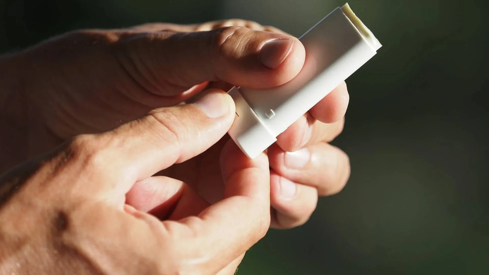 
                    Protetor solar em bastão: veja os pontos de atenção ao usar 
                