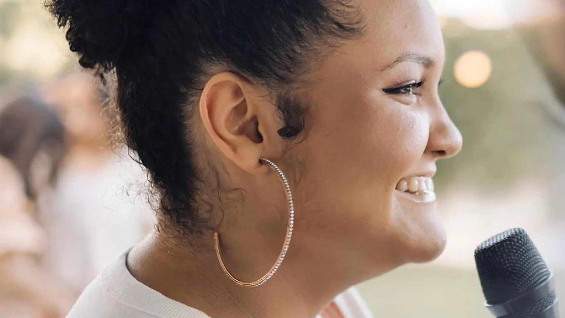 Cantora gospel de 21 anos morre após acidente em brinquedo de parque