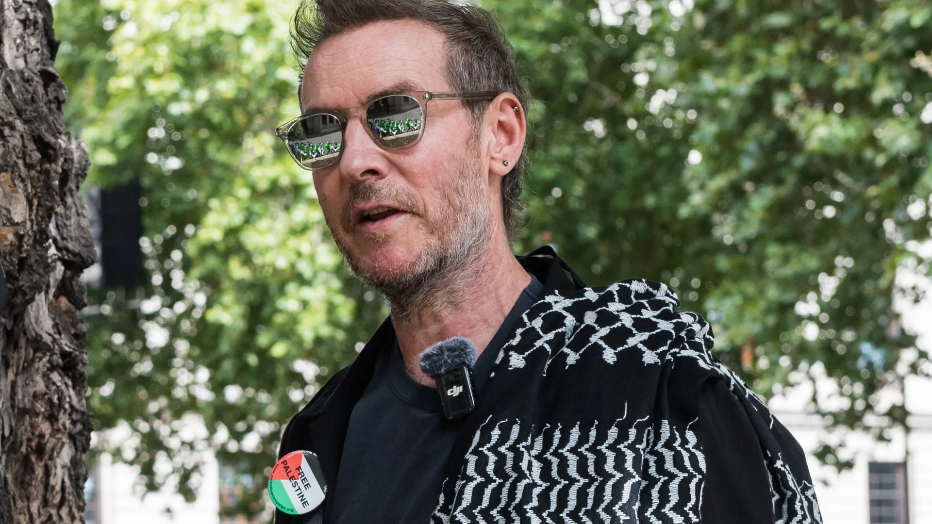 
                    Robert Del Naja, do Massive Attack, é preso em protesto pró-Palestina em Londres
                