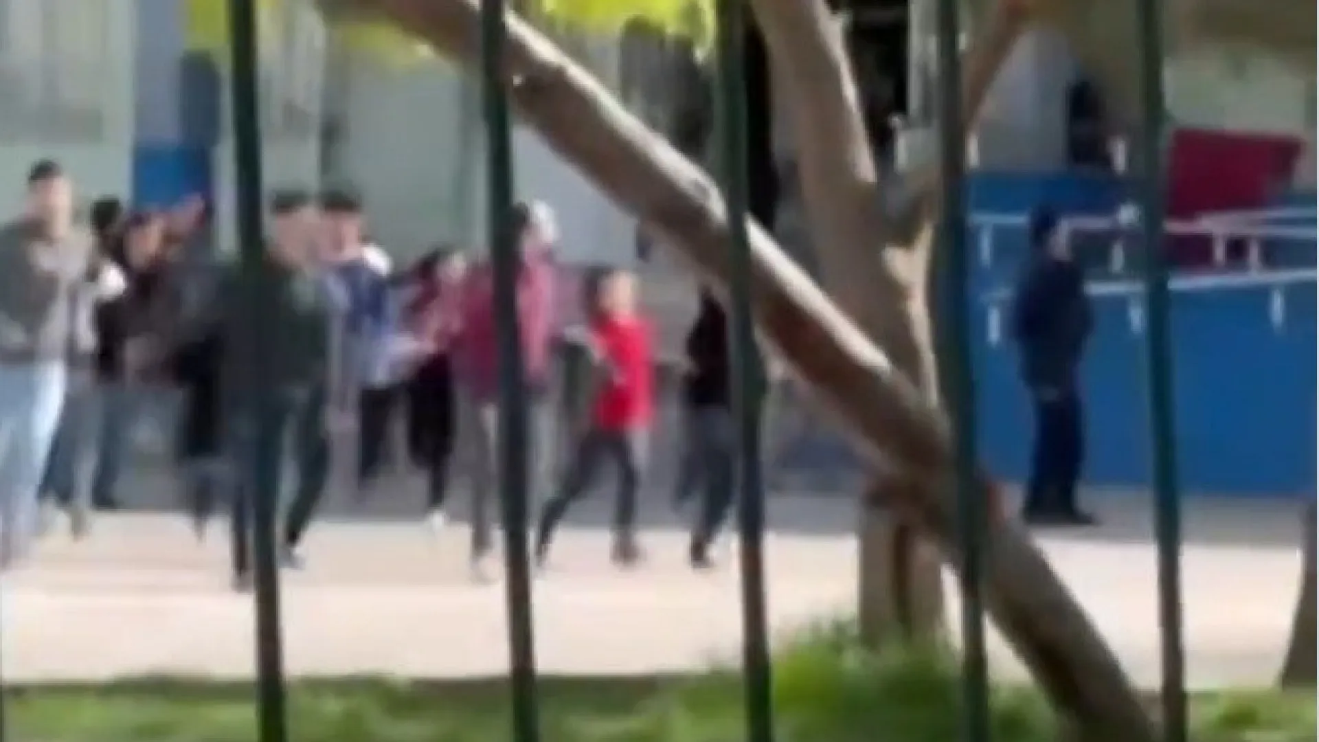 
                    Ex-aluno invade escola, atira e deixa 18 feridos na Turquia
                