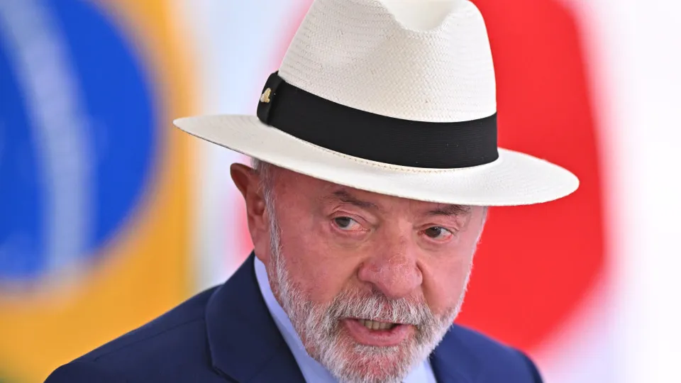 Lula mostra dedo do meio durante evento do Governo