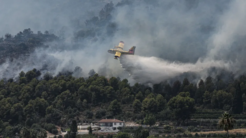 Incêndios na França e Espanha deixam mais de 325 mil desalojados