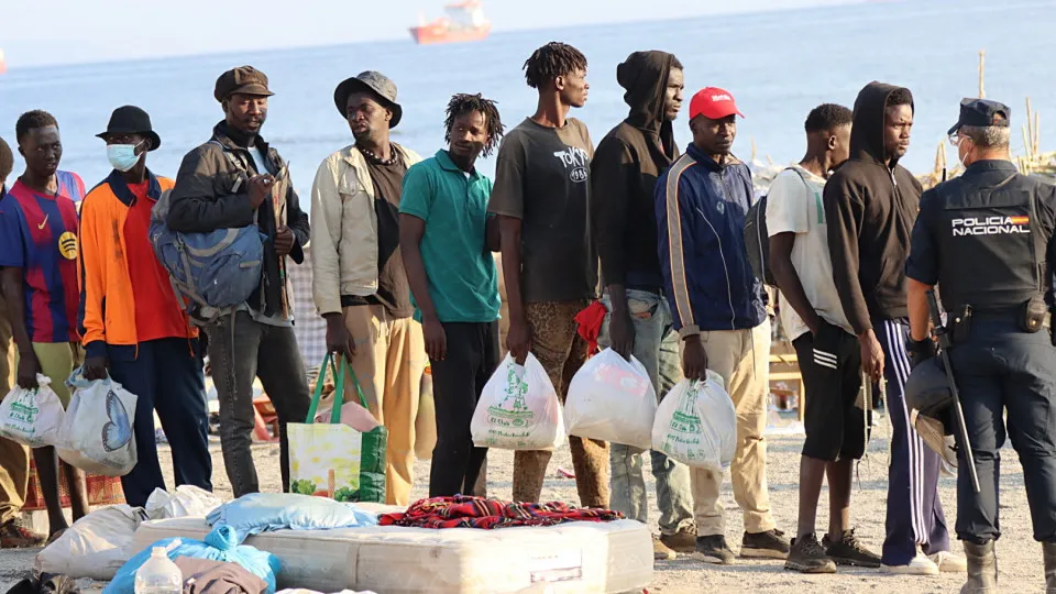 Espanha disponibiliza abrigos temporários para 1.800 migrantes em Ceuta
