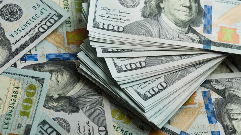 Dólar fecha estável e Bolsa avança, com noticiário político e juros nos EUA no radar