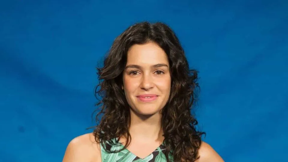 Maria Flor diz que terminou namoro após ex abandonar escova de dentes