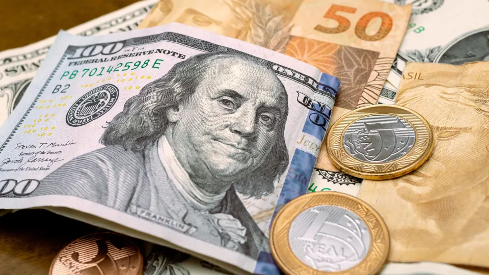 Dólar fecha em forte queda e Bolsa sobe com dados dos EUA e Fed no radar