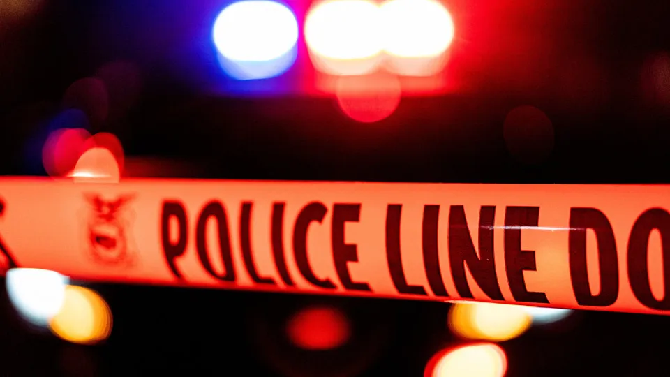 Mulher mata homem encontrado escondido sob cama da filha nos EUA