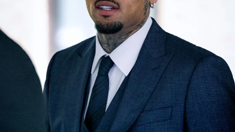 Chris Brown declara-se culpado em caso de agressão com garrafa 