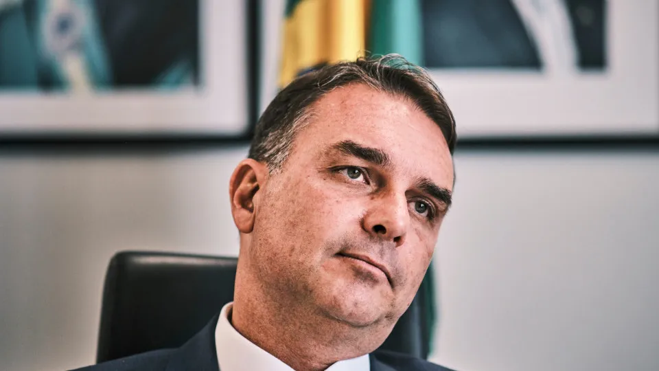 Defesa de Bolsonaro pede volta de visitas de Flávio e alega que filho é advogado do pai