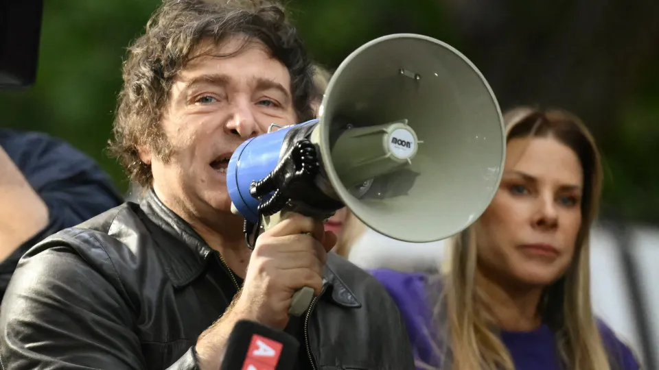 Milei assina decreto para expulsar estrangeiro que atacar argentinos