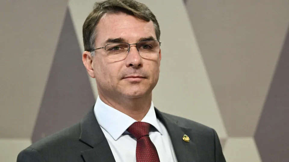 Flávio Bolsonaro tenta driblar isolamento e más notícias para reanimar eleitores