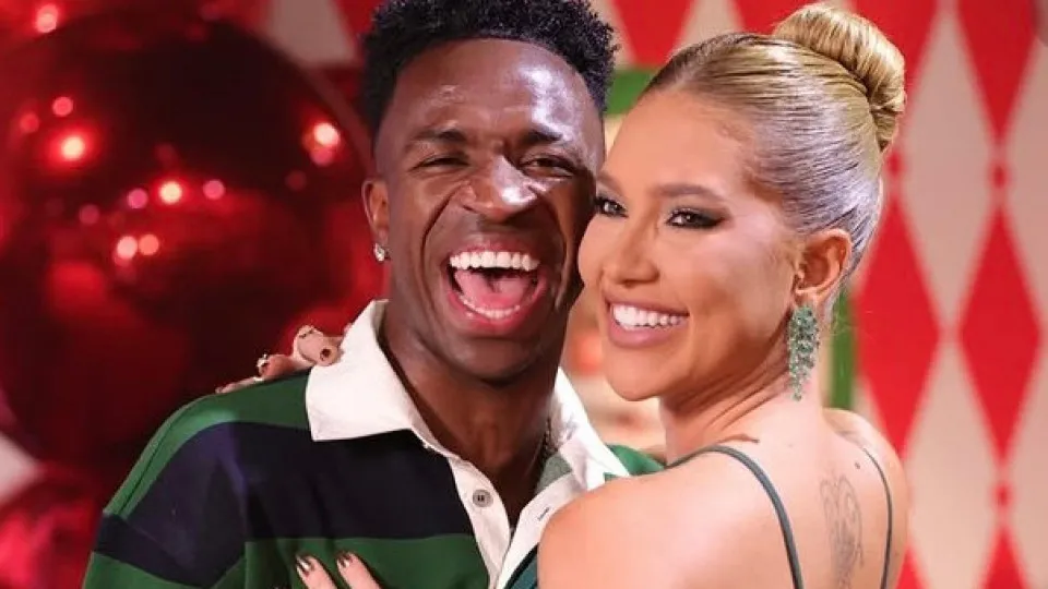 Vini Jr. mostra que segue em iate com Virginia 